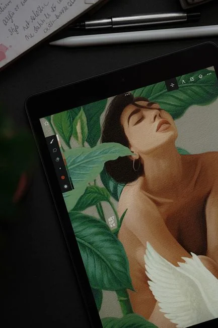 Construisez le site web de vos rêves pour votre avenir. Un ordinateur portable, MacBook, posé sur une table portable avec une tasse de café ou de thé sur le côté.